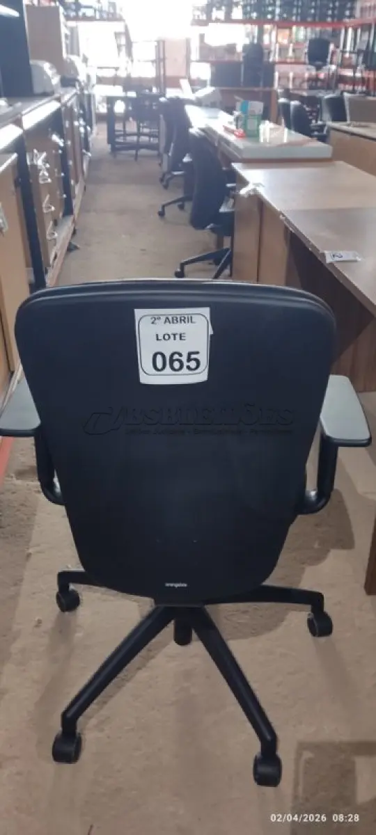LOTE 065 - 01 CADEIRA GIRATÓRIA PARA ESCRITÓRIO NA COR PRETA MARCA ORANGEBOX. (NO ESTADO) ATENÇÃO! FAZER A VISITAÇÃO ANTES DE ARREMATAR, NÃO SABEMOS SE FUNCIONA, LEILÃO NÃO TEM GARANTIA E NEM DEVOLUÇÃO, SUJEITO A POSSÍVEIS AVARIAS VISÍVEIS/OCULTAS E/OU AUSÊNCIA DE COMPONENTES.