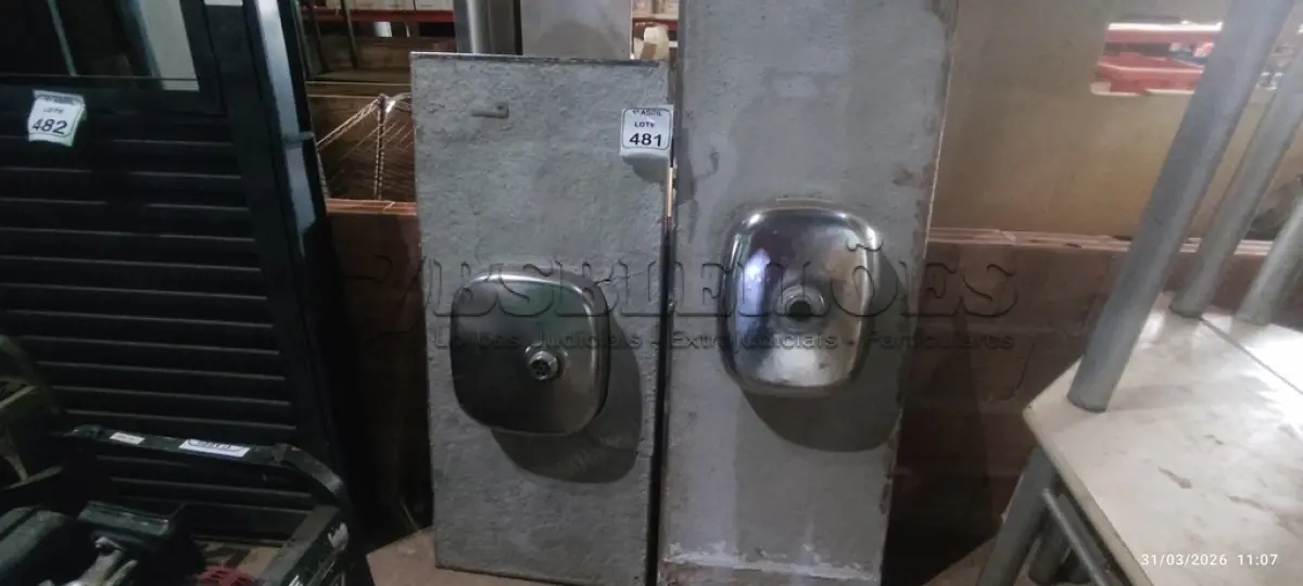 LOTE 481 - 01 PIA EM INOX DE 0,52X1,50 E UMA PIA EM INOX 1,20X0,53. (NO ESTADO) ATENÇÃO! FAZER A VISITAÇÃO ANTES DE ARREMATAR, NÃO SABEMOS SE FUNCIONA, LEILÃO NÃO TEM GARANTIA E NEM DEVOLUÇÃO, SUJEITO A POSSÍVEIS AVARIAS VISÍVEIS/OCULTAS E/OU AUSÊNCIA DE COMPONENTES.