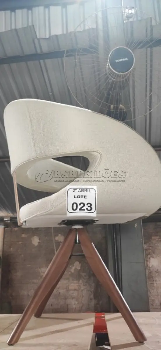 LOTE 023 - 01 POLTRONA GIRATÓRIA PARA ESCRITÓRIO COM PÉS EM MADEIRA. (NO ESTADO) ATENÇÃO! FAZER A VISITAÇÃO ANTES DE ARREMATAR, NÃO SABEMOS SE FUNCIONA, LEILÃO NÃO TEM GARANTIA E NEM DEVOLUÇÃO, SUJEITO A POSSÍVEIS AVARIAS VISÍVEIS/OCULTAS E/OU AUSÊNCIA DE COMPONENTES.