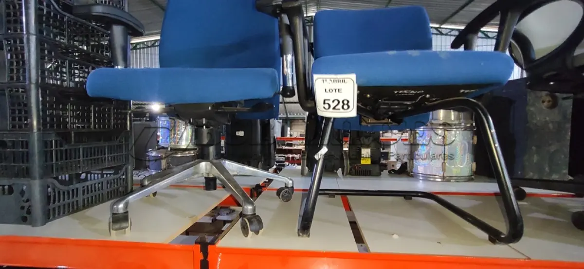 LOTE 528 - 01 CADEIRA DE ESCRITÓRIO GIRATÓRIA NA COR AZUL E 01 CADEIRA DE ESCRITÓRIO COM PÊS FIXOS NA COR AZUL. (NO ESTADO) ATENÇÃO! FAZER A VISITAÇÃO ANTES DE ARREMATAR, NÃO SABEMOS SE FUNCIONA, LEILÃO NÃO TEM GARANTIA E NEM DEVOLUÇÃO, SUJEITO A POSSÍVEIS AVARIAS VISÍVEIS/OCULTAS E/OU AUSÊNCIA DE COMPONENTES.