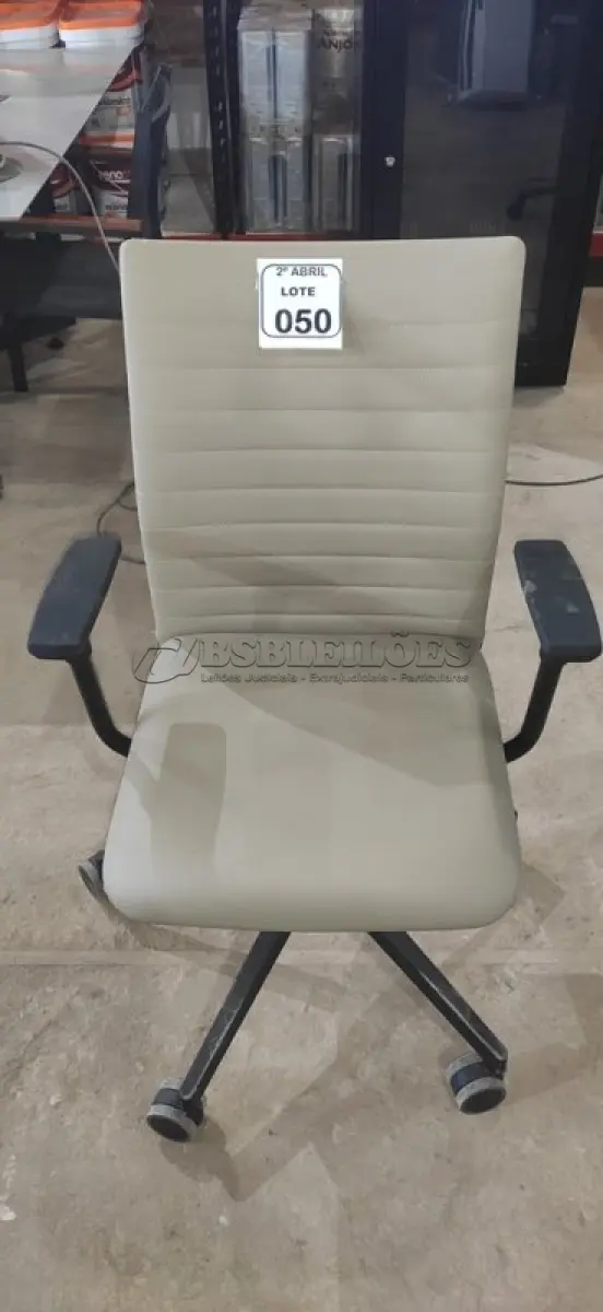 LOTE 050 - 01 CADEIRA GIRATÓRIA PARA ESCRITÓRIO NA COR BEGE MARCA ALBERFLEX. (NO ESTADO) ATENÇÃO! FAZER A VISITAÇÃO ANTES DE ARREMATAR, NÃO SABEMOS SE FUNCIONA, LEILÃO NÃO TEM GARANTIA E NEM DEVOLUÇÃO, SUJEITO A POSSÍVEIS AVARIAS VISÍVEIS/OCULTAS E/OU AUSÊNCIA DE COMPONENTES.