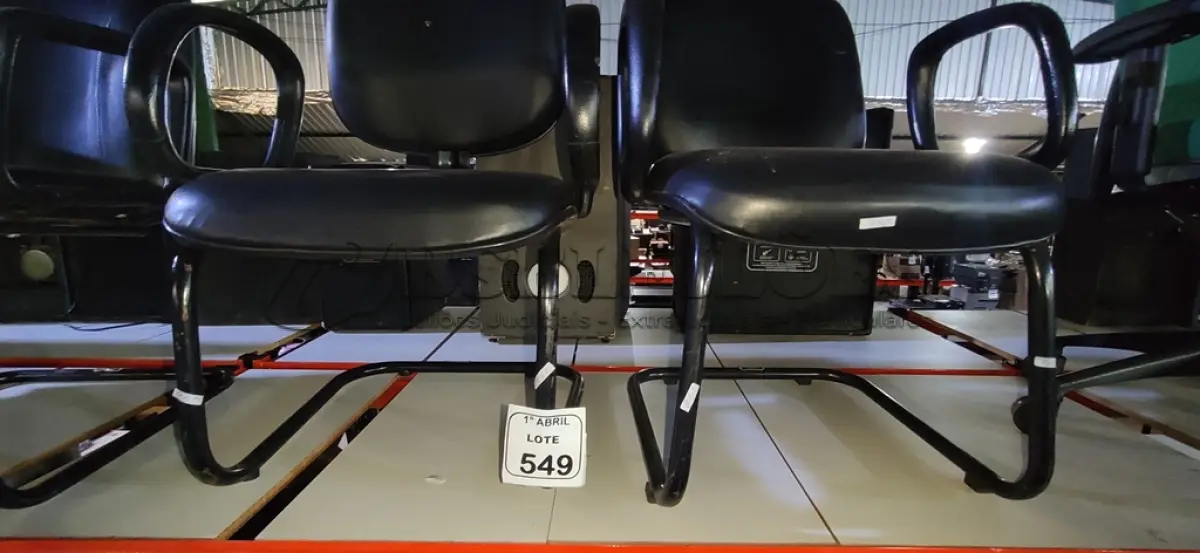 LOTE 549 - 02 CADEIRAS DE ESCRITÓRIO COM PÊS FIXOS NA COR PRETA. (NO ESTADO) ATENÇÃO! FAZER A VISITAÇÃO ANTES DE ARREMATAR, NÃO SABEMOS SE FUNCIONA, LEILÃO NÃO TEM GARANTIA E NEM DEVOLUÇÃO, SUJEITO A POSSÍVEIS AVARIAS VISÍVEIS/OCULTAS E/OU AUSÊNCIA DE COMPONENTES.