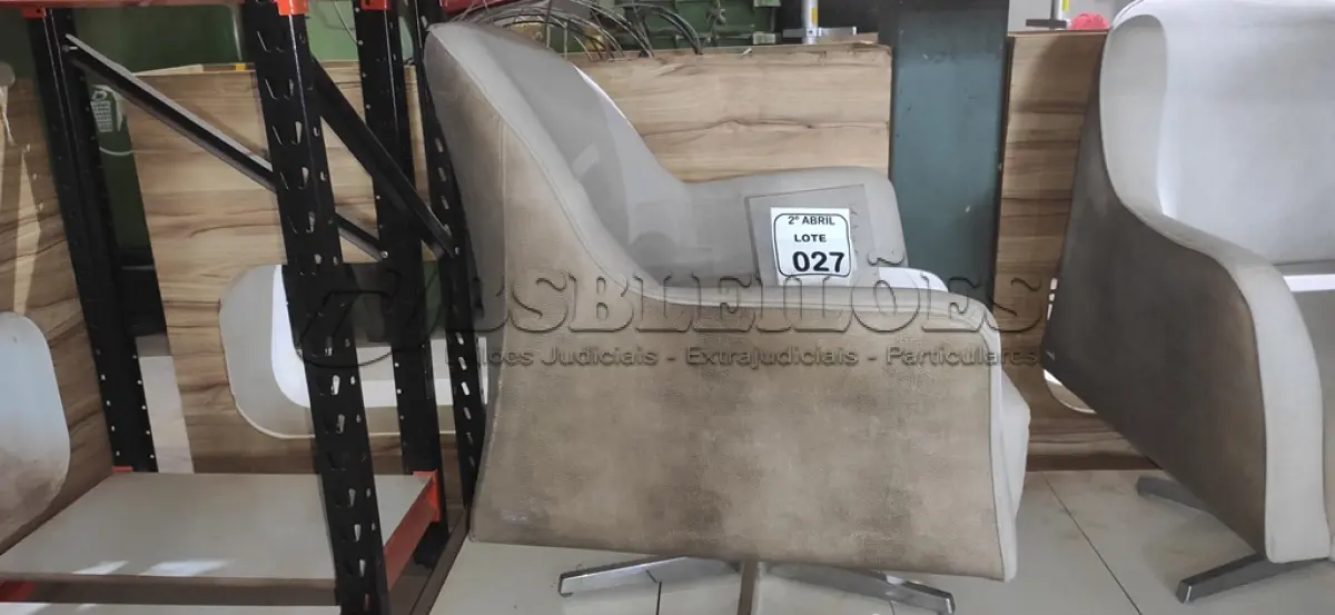 LOTE 027 - 01 POLTRONA GIRATÓRIA NA COR CINZA COM PÉS CROMADO. (NO ESTADO) ATENÇÃO! FAZER A VISITAÇÃO ANTES DE ARREMATAR, NÃO SABEMOS SE FUNCIONA, LEILÃO NÃO TEM GARANTIA E NEM DEVOLUÇÃO, SUJEITO A POSSÍVEIS AVARIAS VISÍVEIS/OCULTAS E/OU AUSÊNCIA DE COMPONENTES.