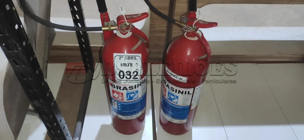 LOTE 032 - 02 EXTINTORES DE INCÊNDIO B, C COM CARGA DE DIÓXIDO DE CARBONO C02. (NO ESTADO) ATENÇÃO! FAZER A VISITAÇÃO ANTES DE ARREMATAR, NÃO SABEMOS SE FUNCIONA, LEILÃO NÃO TEM GARANTIA E NEM DEVOLUÇÃO, SUJEITO A POSSÍVEIS AVARIAS VISÍVEIS/OCULTAS E/OU AUSÊNCIA DE COMPONENTES.