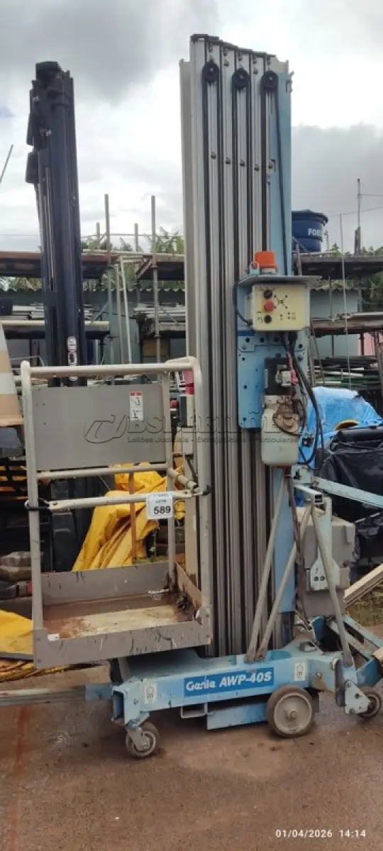 LOTE 589 - 01 PLATAFORMA ELEVATÓRIA MODELO GENIE AWP-405. (NO ESTADO) ATENÇÃO! FAZER A VISITAÇÃO ANTES DE ARREMATAR, NÃO SABEMOS SE FUNCIONA, LEILÃO NÃO TEM GARANTIA E NEM DEVOLUÇÃO, SUJEITO A POSSÍVEIS AVARIAS VISÍVEIS/OCULTAS E/OU AUSÊNCIA DE COMPONENTES.