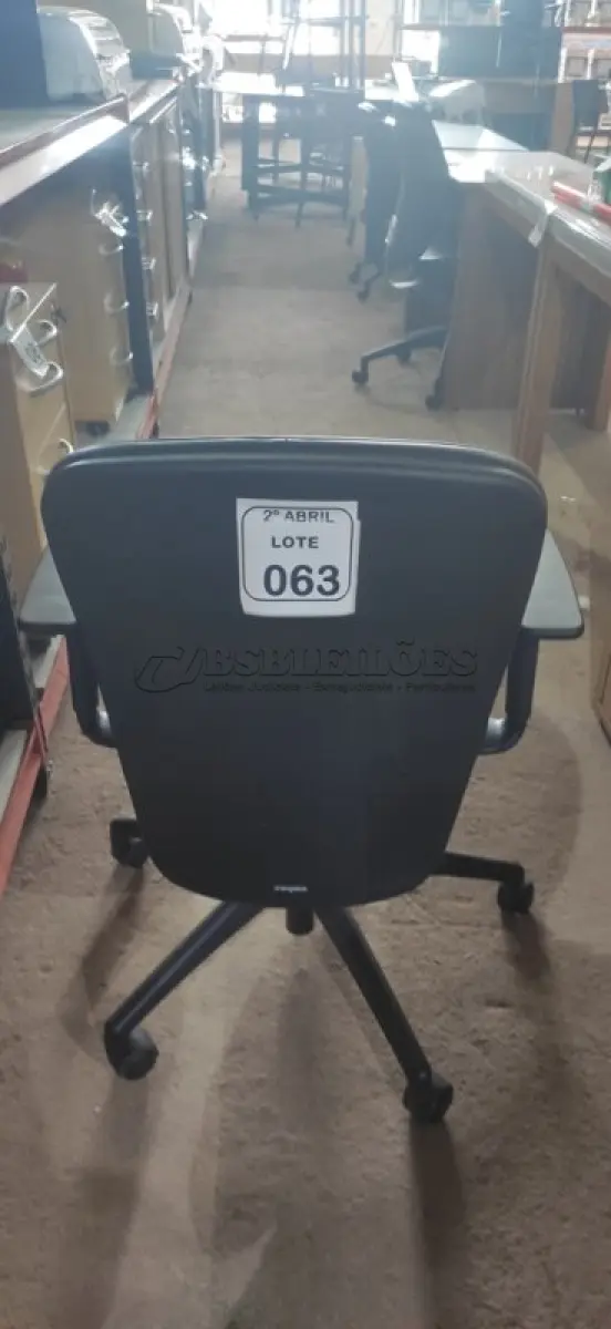 LOTE 063 - 01 CADEIRA GIRATÓRIA PARA ESCRITÓRIO NA COR PRETA MARCA ORANGEBOX. (NO ESTADO) ATENÇÃO! FAZER A VISITAÇÃO ANTES DE ARREMATAR, NÃO SABEMOS SE FUNCIONA, LEILÃO NÃO TEM GARANTIA E NEM DEVOLUÇÃO, SUJEITO A POSSÍVEIS AVARIAS VISÍVEIS/OCULTAS E/OU AUSÊNCIA DE COMPONENTES.
