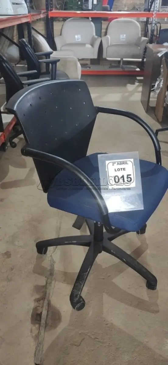 LOTE 015 - 01 CADEIRA GIRATÓRIA PARA ESCRITÓRIO NA COR PRETA/AZUL. (NO ESTADO) ATENÇÃO! FAZER A VISITAÇÃO ANTES DE ARREMATAR, NÃO SABEMOS SE FUNCIONA, LEILÃO NÃO TEM GARANTIA E NEM DEVOLUÇÃO, SUJEITO A POSSÍVEIS AVARIAS VISÍVEIS/OCULTAS E/OU AUSÊNCIA DE COMPONENTES.