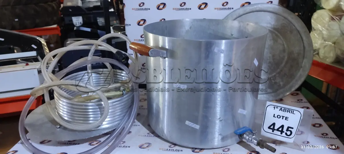 LOTE 445 - 01 PANELA CERVEJEIRA EM ALUMÍNIO COM TAMPA. (NO ESTADO) ATENÇÃO! FAZER A VISITAÇÃO ANTES DE ARREMATAR, NÃO SABEMOS SE FUNCIONA, LEILÃO NÃO TEM GARANTIA E NEM DEVOLUÇÃO, SUJEITO A POSSÍVEIS AVARIAS VISÍVEIS/OCULTAS E/OU AUSÊNCIA DE COMPONENTES.