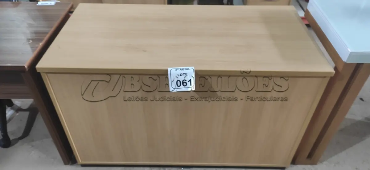 LOTE 061 - 01 ARMÁRIO BAIXO EM MADEIRA COM PORTAS DE CORRER PARA ESCRITÓRIO. (NO ESTADO) ATENÇÃO! FAZER A VISITAÇÃO ANTES DE ARREMATAR, NÃO SABEMOS SE FUNCIONA, LEILÃO NÃO TEM GARANTIA E NEM DEVOLUÇÃO, SUJEITO A POSSÍVEIS AVARIAS VISÍVEIS/OCULTAS E/OU AUSÊNCIA DE COMPONENTES.