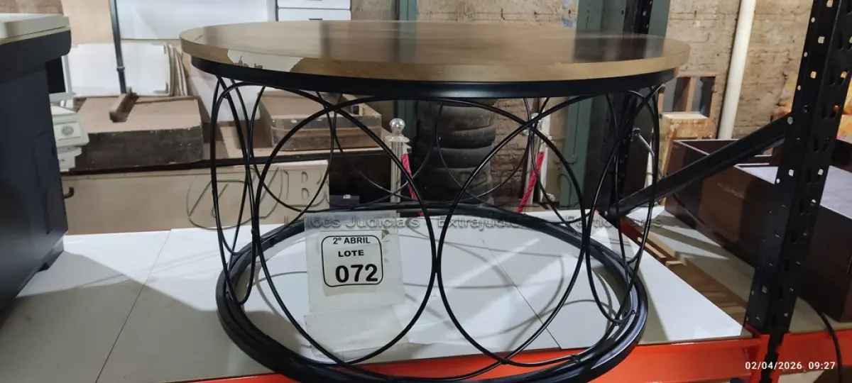 LOTE 072 - 01 MESA DE CENTRO REDONDA EM FERRO COM TAMPO EM MADEIRA (NO ESTADO) ATENÇÃO! FAZER A VISITAÇÃO ANTES DE ARREMATAR, NÃO SABEMOS SE FUNCIONA, LEILÃO NÃO TEM GARANTIA E NEM DEVOLUÇÃO, SUJEITO A POSSÍVEIS AVARIAS VISÍVEIS/OCULTAS E/OU AUSÊNCIA DE COMPONENTES.
