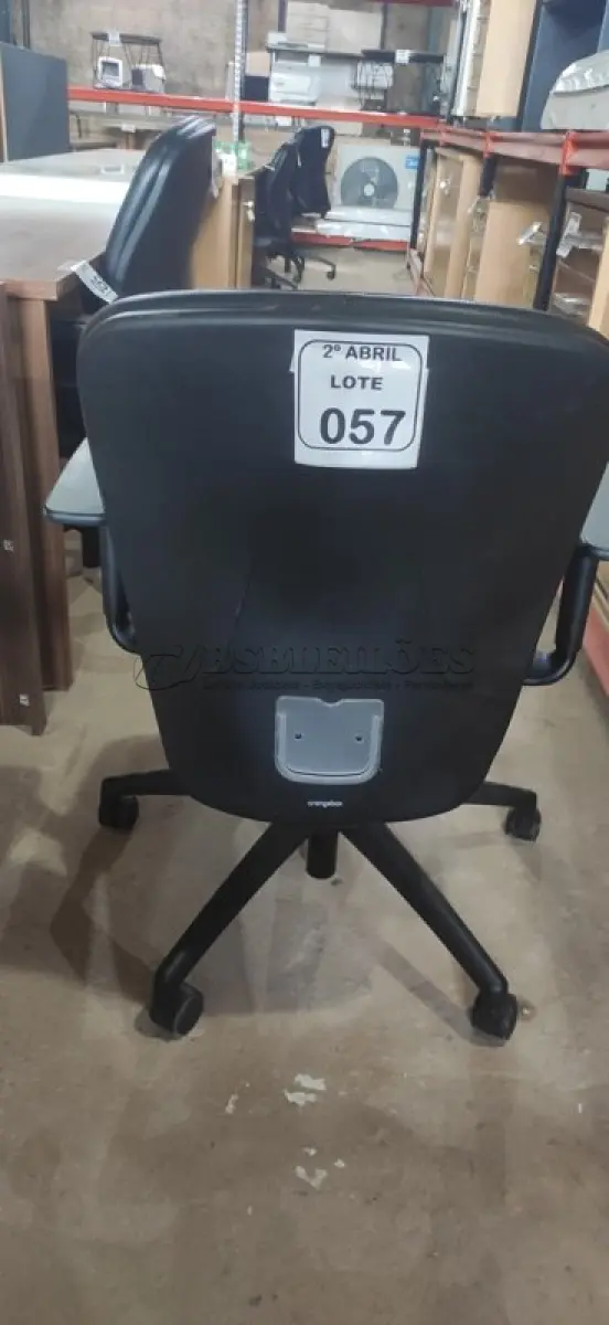 LOTE 057 - 01 CADEIRA GIRATÓRIA PARA ESCRITÓRIO NA COR PRETA MARCA ORANGEBOX. (NO ESTADO) ATENÇÃO! FAZER A VISITAÇÃO ANTES DE ARREMATAR, NÃO SABEMOS SE FUNCIONA, LEILÃO NÃO TEM GARANTIA E NEM DEVOLUÇÃO, SUJEITO A POSSÍVEIS AVARIAS VISÍVEIS/OCULTAS E/OU AUSÊNCIA DE COMPONENTES.