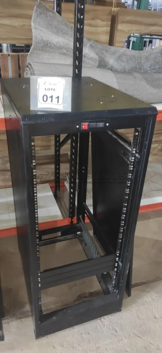 LOTE 011 - 01 RACK EM FERRO PARA SERVIDOR SEM PORTA. (NO ESTADO) ATENÇÃO! FAZER A VISITAÇÃO ANTES DE ARREMATAR, NÃO SABEMOS SE FUNCIONA, LEILÃO NÃO TEM GARANTIA E NEM DEVOLUÇÃO, SUJEITO A POSSÍVEIS AVARIAS VISÍVEIS/OCULTAS E/OU AUSÊNCIA DE COMPONENTES.