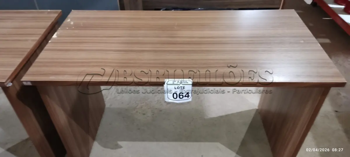 LOTE 064 - 01 MESA EM MADEIRA PARA ESCRITÓRIO NA COR MARROM.  (NO ESTADO) ATENÇÃO! FAZER A VISITAÇÃO ANTES DE ARREMATAR, NÃO SABEMOS SE FUNCIONA, LEILÃO NÃO TEM GARANTIA E NEM DEVOLUÇÃO, SUJEITO A POSSÍVEIS AVARIAS VISÍVEIS/OCULTAS E/OU AUSÊNCIA DE COMPONENTES.