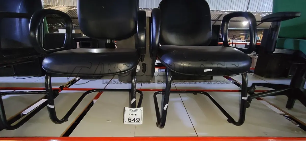 LOTE 549 - 02 CADEIRAS DE ESCRITÓRIO COM PÊS FIXOS NA COR PRETA. (NO ESTADO) ATENÇÃO! FAZER A VISITAÇÃO ANTES DE ARREMATAR, NÃO SABEMOS SE FUNCIONA, LEILÃO NÃO TEM GARANTIA E NEM DEVOLUÇÃO, SUJEITO A POSSÍVEIS AVARIAS VISÍVEIS/OCULTAS E/OU AUSÊNCIA DE COMPONENTES.