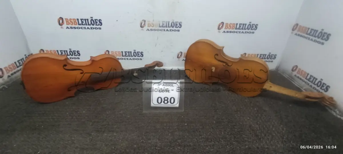 LOTE 080 - 02 VIOLINOS INCOMPLETOS. (NO ESTADO) ATENÇÃO! FAZER A VISITAÇÃO ANTES DE ARREMATAR, NÃO SABEMOS SE FUNCIONA, LEILÃO NÃO TEM GARANTIA E NEM DEVOLUÇÃO, SUJEITO A POSSÍVEIS AVARIAS VISÍVEIS/OCULTAS E/OU AUSÊNCIA DE COMPONENTES.