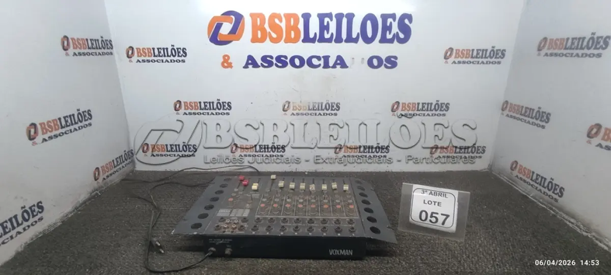 LOTE 057 - 01 MESA DE SOM MARCA VOXMAM. (NO ESTADO) ATENÇÃO! FAZER A VISITAÇÃO ANTES DE ARREMATAR, NÃO SABEMOS SE FUNCIONA, LEILÃO NÃO TEM GARANTIA E NEM DEVOLUÇÃO, SUJEITO A POSSÍVEIS AVARIAS VISÍVEIS/OCULTAS E/OU AUSÊNCIA DE COMPONENTES.