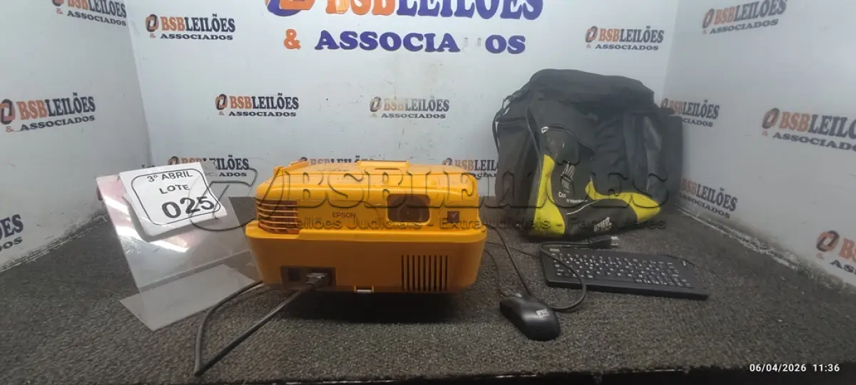 LOTE 025 - 01 PROJETOR MULTIMÍDIA 220V COM CABOS MARCA URMET DARUMA. (NO ESTADO) ATENÇÃO! FAZER A VISITAÇÃO ANTES DE ARREMATAR, NÃO SABEMOS SE FUNCIONA, LEILÃO NÃO TEM GARANTIA E NEM DEVOLUÇÃO, SUJEITO A POSSÍVEIS AVARIAS VISÍVEIS/OCULTAS E/OU AUSÊNCIA DE COMPONENTES.