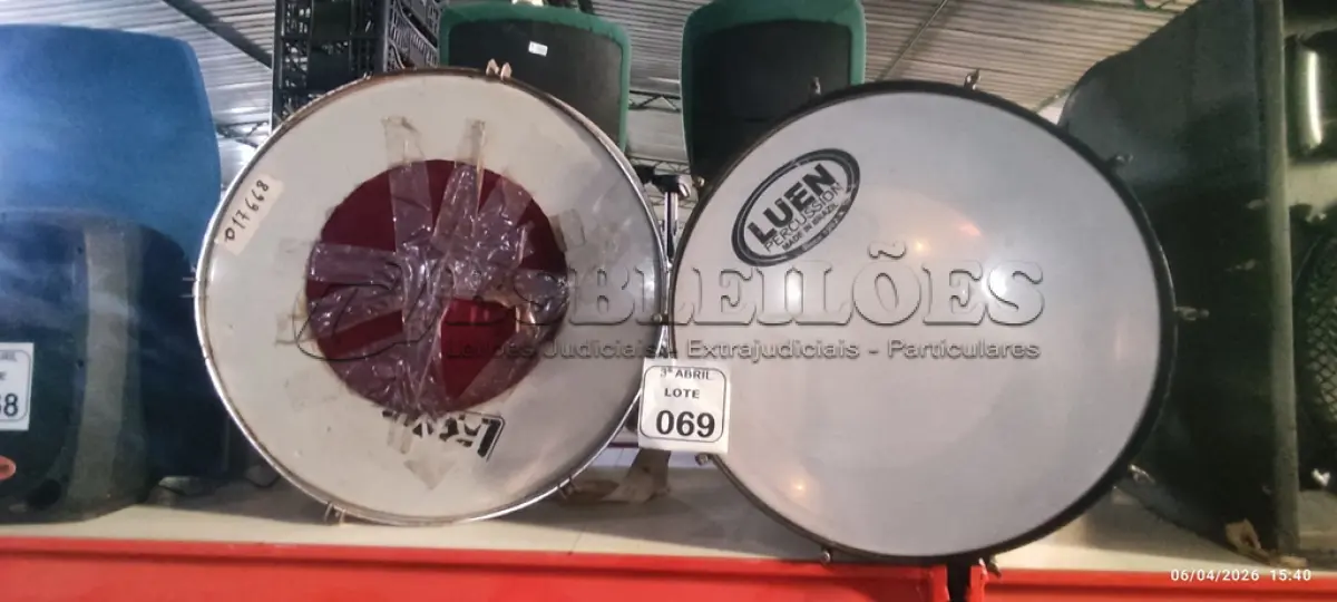 LOTE 069 - 01 SURDO E 01 TAMBOR DE PERUCÃO. (NO ESTADO) ATENÇÃO! FAZER A VISITAÇÃO ANTES DE ARREMATAR, NÃO SABEMOS SE FUNCIONA, LEILÃO NÃO TEM GARANTIA E NEM DEVOLUÇÃO, SUJEITO A POSSÍVEIS AVARIAS VISÍVEIS/OCULTAS E/OU AUSÊNCIA DE COMPONENTES.