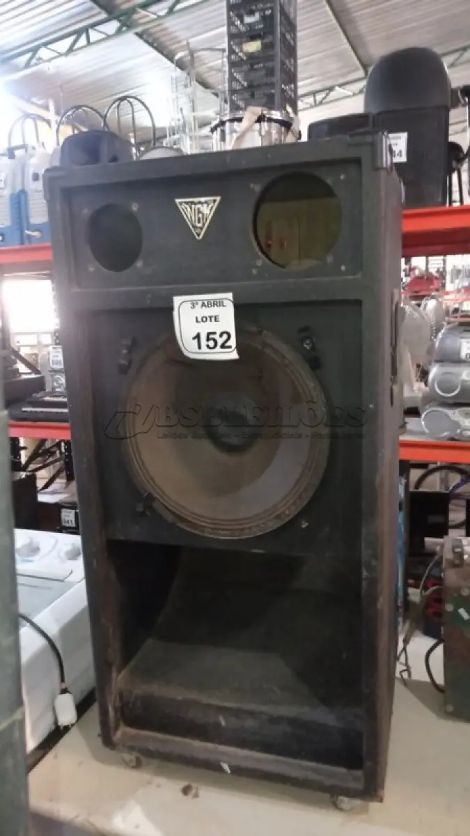 LOTE 152 - 01 CAIXA DE SOM GRANDE COM ALTO FALANTE. (NO ESTADO) ATENÇÃO! FAZER A VISITAÇÃO ANTES DE ARREMATAR, NÃO SABEMOS SE FUNCIONA, LEILÃO NÃO TEM GARANTIA E NEM DEVOLUÇÃO, SUJEITO A POSSÍVEIS AVARIAS VISÍVEIS/OCULTAS E/OU AUSÊNCIA DE COMPONENTES.