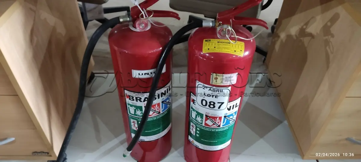 LOTE 087 - 02 EXTINTORES DE INCÊNDIO A, B, C COM CARGA DE ÁGUA. (NO ESTADO) ATENÇÃO! FAZER A VISITAÇÃO ANTES DE ARREMATAR, NÃO SABEMOS SE FUNCIONA, LEILÃO NÃO TEM GARANTIA E NEM DEVOLUÇÃO, SUJEITO A POSSÍVEIS AVARIAS VISÍVEIS/OCULTAS E/OU AUSÊNCIA DE COMPONENTES.
