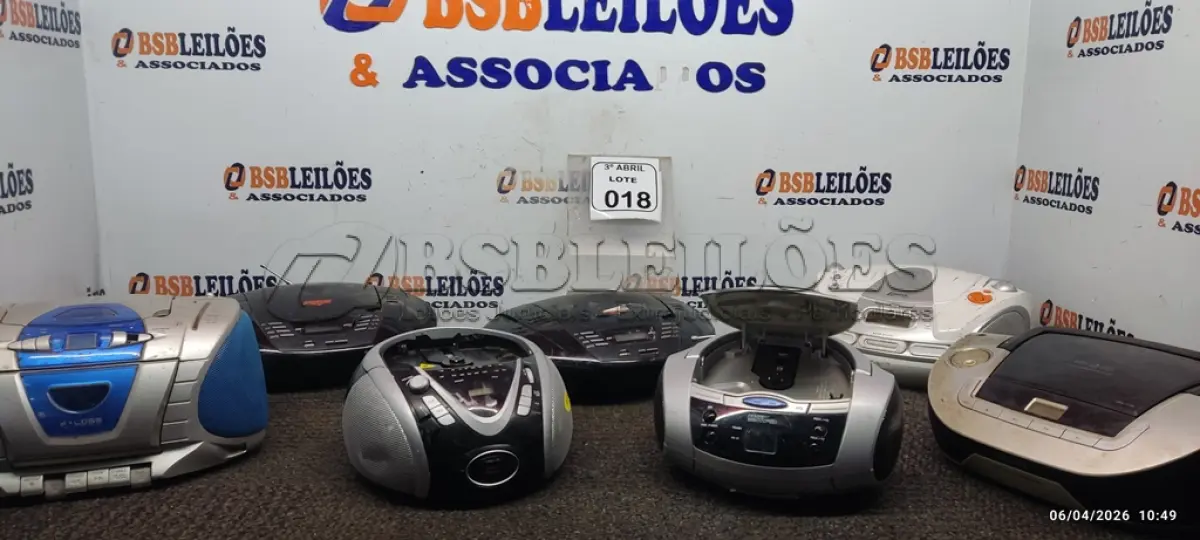 LOTE 018 - 07 APARELHOS DE SOM PORTÁTEIS DE MARCAS E MODELOS DIVERSOS. (NO ESTADO) ATENÇÃO! FAZER A VISITAÇÃO ANTES DE ARREMATAR, NÃO SABEMOS SE FUNCIONA, LEILÃO NÃO TEM GARANTIA E NEM DEVOLUÇÃO, SUJEITO A POSSÍVEIS AVARIAS VISÍVEIS/OCULTAS E/OU AUSÊNCIA DE COMPONENTES.