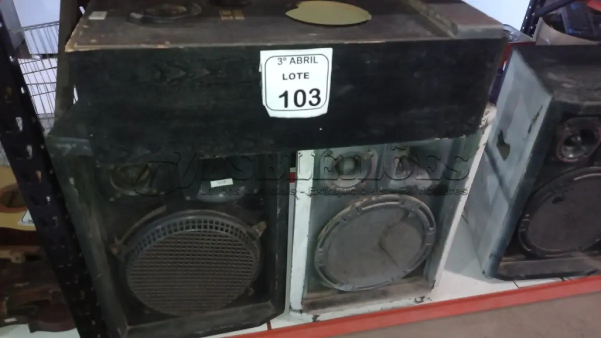 LOTE 103 - 02 CAIXAS DE SOM ALTO FALANTE E 01 CAIXA DE SOM VAZIA. (NO ESTADO) ATENÇÃO! FAZER A VISITAÇÃO ANTES DE ARREMATAR, NÃO SABEMOS SE FUNCIONA, LEILÃO NÃO TEM GARANTIA E NEM DEVOLUÇÃO, SUJEITO A POSSÍVEIS AVARIAS VISÍVEIS/OCULTAS E/OU AUSÊNCIA DE COMPONENTES.