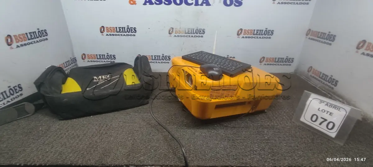 LOTE 070 - 01 PROJETOR MULTIMIDIA 220V COM CABOS MARCA URMET DARUMA. (NO ESTADO) ATENÇÃO! FAZER A VISITAÇÃO ANTES DE ARREMATAR, NÃO SABEMOS SE FUNCIONA, LEILÃO NÃO TEM GARANTIA E NEM DEVOLUÇÃO, SUJEITO A POSSÍVEIS AVARIAS VISÍVEIS/OCULTAS E/OU AUSÊNCIA DE COMPONENTES.
