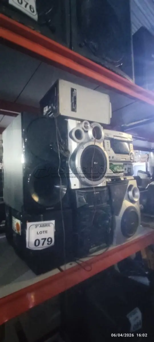 LOTE 079 - 02 APARELHOS DE SOM COM 01 CAIXA DE MARCAS E MODELOS VARIADOS E 02 MICROS SYSTEM E 01 CAIXA SUBWOOFER. (NO ESTADO) ATENÇÃO! FAZER A VISITAÇÃO ANTES DE ARREMATAR, NÃO SABEMOS SE FUNCIONA, LEILÃO NÃO TEM GARANTIA E NEM DEVOLUÇÃO, SUJEITO A POSSÍVEIS AVARIAS VISÍVEIS/OCULTAS E/OU AUSÊNCIA DE COMPONENTES.