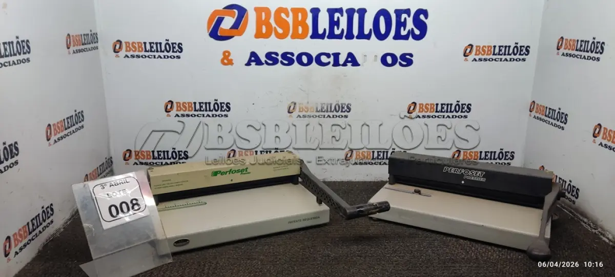 LOTE 008 - 02 GUILHOTINAS DE PAPEL MANUAL. (NO ESTADO) ATENÇÃO! FAZER A VISITAÇÃO ANTES DE ARREMATAR, NÃO SABEMOS SE FUNCIONA, LEILÃO NÃO TEM GARANTIA E NEM DEVOLUÇÃO, SUJEITO A POSSÍVEIS AVARIAS VISÍVEIS/OCULTAS E/OU AUSÊNCIA DE COMPONENTES.