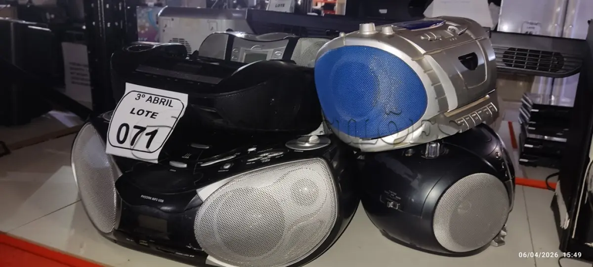 LOTE 071 - 06 APARELHOS DE SOM PORTÁTEIS DE MARCAS E MODELOS DIVERSOS. (NO ESTADO) ATENÇÃO! FAZER A VISITAÇÃO ANTES DE ARREMATAR, NÃO SABEMOS SE FUNCIONA, LEILÃO NÃO TEM GARANTIA E NEM DEVOLUÇÃO, SUJEITO A POSSÍVEIS AVARIAS VISÍVEIS/OCULTAS E/OU AUSÊNCIA DE COMPONENTES.