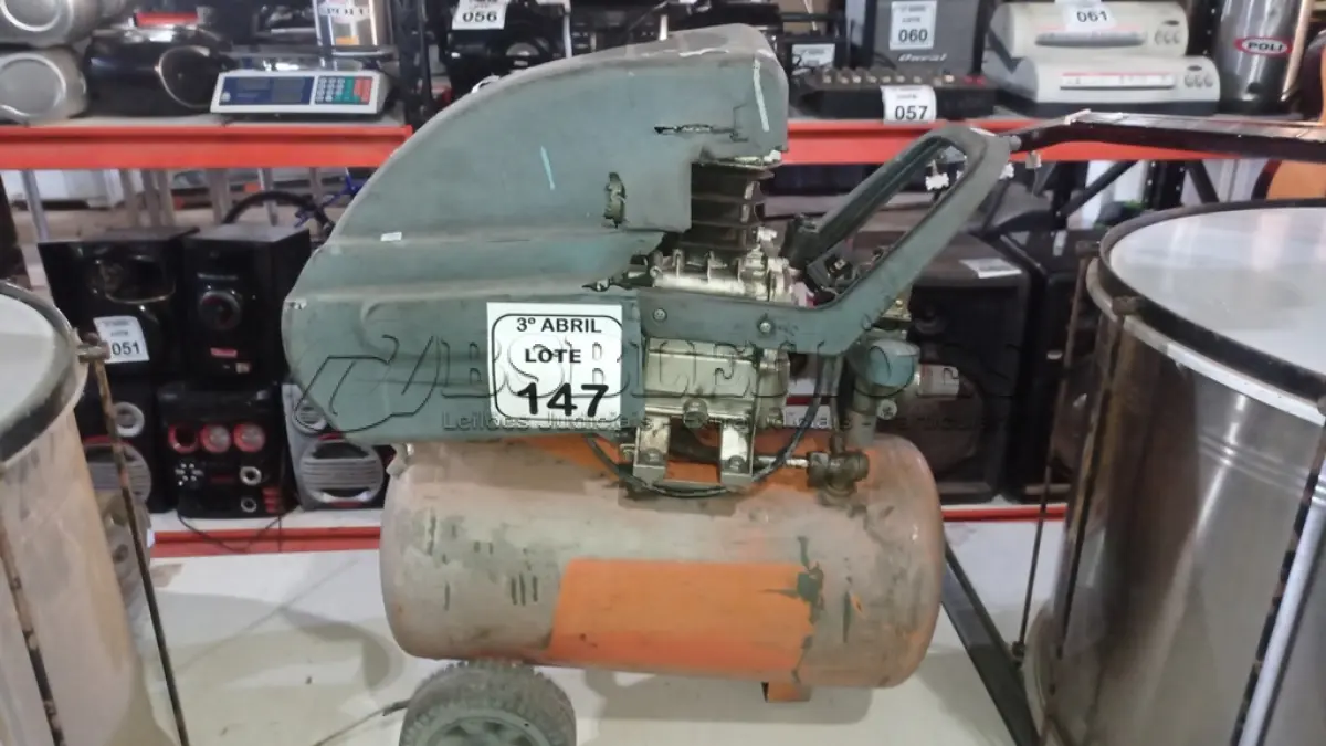 LOTE 147 - 01 COMPRESSOR DE AR. (NO ESTADO) ATENÇÃO! FAZER A VISITAÇÃO ANTES DE ARREMATAR, NÃO SABEMOS SE FUNCIONA, LEILÃO NÃO TEM GARANTIA E NEM DEVOLUÇÃO, SUJEITO A POSSÍVEIS AVARIAS VISÍVEIS/OCULTAS E/OU AUSÊNCIA DE COMPONENTES.