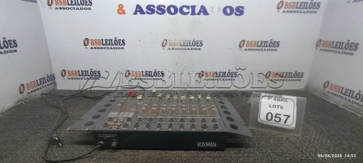 LOTE 057 - 01 MESA DE SOM MARCA VOXMAM. (NO ESTADO) ATENÇÃO! FAZER A VISITAÇÃO ANTES DE ARREMATAR, NÃO SABEMOS SE FUNCIONA, LEILÃO NÃO TEM GARANTIA E NEM DEVOLUÇÃO, SUJEITO A POSSÍVEIS AVARIAS VISÍVEIS/OCULTAS E/OU AUSÊNCIA DE COMPONENTES.