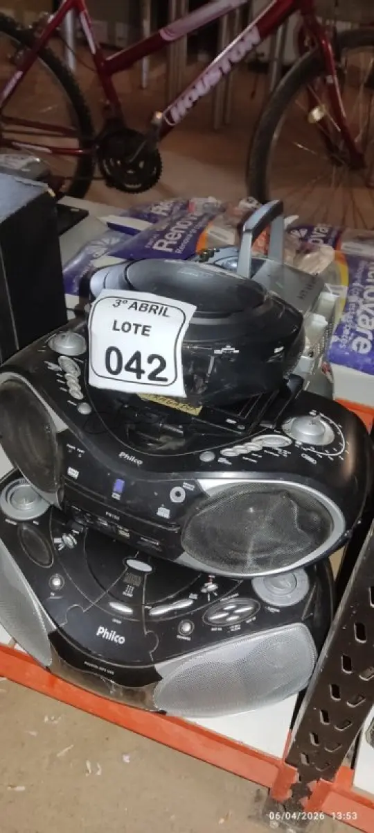 LOTE 042 - 05 APARELHOS DE SOM PORTÁTEIS DE MARCAS E MODELOS DIVERSOS. (NO ESTADO) ATENÇÃO! FAZER A VISITAÇÃO ANTES DE ARREMATAR, NÃO SABEMOS SE FUNCIONA, LEILÃO NÃO TEM GARANTIA E NEM DEVOLUÇÃO, SUJEITO A POSSÍVEIS AVARIAS VISÍVEIS/OCULTAS E/OU AUSÊNCIA DE COMPONENTES.