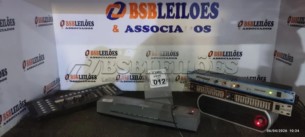 LOTE 012 - 01 EQUALIZADOR MODELO EQW 152 MARCA DATREL, 01 LAMINADORA MARCA AURORA, 01 PLASTIFICADORA MARCA COPIATIC, 01 CONTROLADORA MODELO DMX512 E 01 PROCESSADOR DE EFEITOS DE ÁUDIO MODELO OD200 MARCA ONEAL. (NO ESTADO) ATENÇÃO! FAZER A VISITAÇÃO ANTES DE ARREMATAR, NÃO SABEMOS SE FUNCIONA, LEILÃO NÃO TEM GARANTIA E NEM DEVOLUÇÃO, SUJEITO A POSSÍVEIS AVARIAS VISÍVEIS/OCULTAS E/OU AUSÊNCIA DE COMPONENTES.