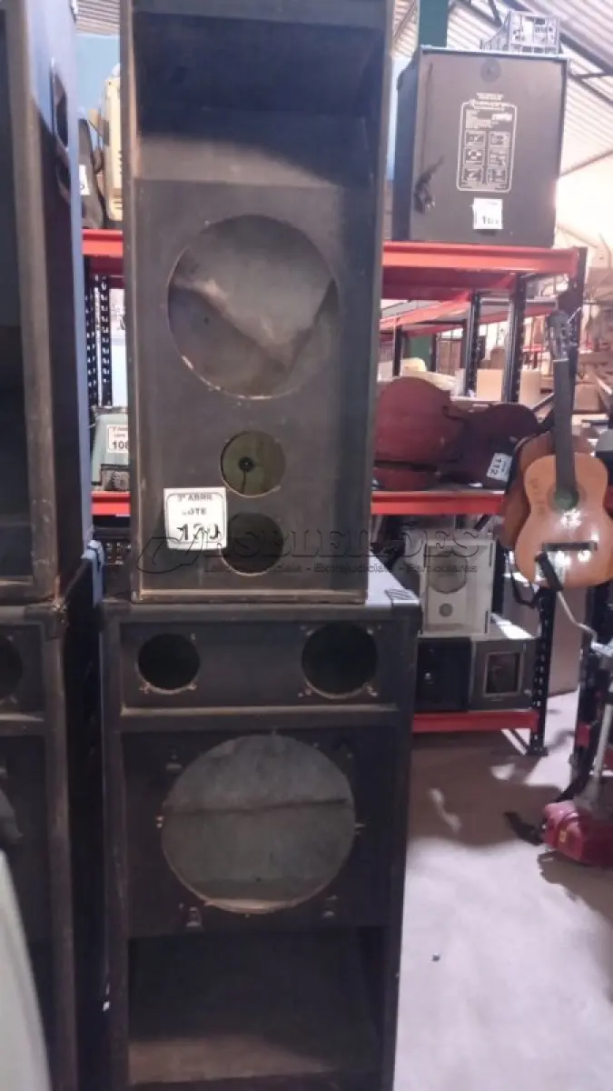 LOTE 130 - 02 CAIXAS DE SOM GRANDE VAZIAS. (NO ESTADO) ATENÇÃO! FAZER A VISITAÇÃO ANTES DE ARREMATAR, NÃO SABEMOS SE FUNCIONA, LEILÃO NÃO TEM GARANTIA E NEM DEVOLUÇÃO, SUJEITO A POSSÍVEIS AVARIAS VISÍVEIS/OCULTAS E/OU AUSÊNCIA DE COMPONENTES.