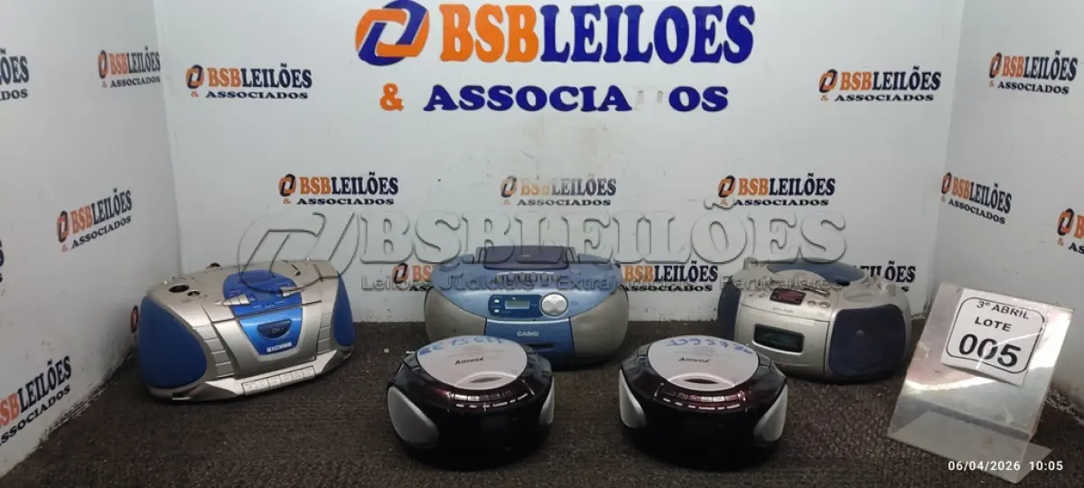 LOTE 005 - 07 APARELHOS DE SOM PORTÁTEIS DE MARCAS E MODELOS DIVERSOS. (NO ESTADO) ATENÇÃO! FAZER A VISITAÇÃO ANTES DE ARREMATAR, NÃO SABEMOS SE FUNCIONA, LEILÃO NÃO TEM GARANTIA E NEM DEVOLUÇÃO, SUJEITO A POSSÍVEIS AVARIAS VISÍVEIS/OCULTAS E/OU AUSÊNCIA DE COMPONENTES.