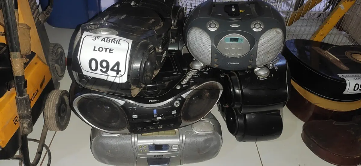 LOTE 094 - 08 APARELHOS DE SOM PORTÁTEIS DE MARCAS E MODELOS DIVERSOS. (NO ESTADO) ATENÇÃO! FAZER A VISITAÇÃO ANTES DE ARREMATAR, NÃO SABEMOS SE FUNCIONA, LEILÃO NÃO TEM GARANTIA E NEM DEVOLUÇÃO, SUJEITO A POSSÍVEIS AVARIAS VISÍVEIS/OCULTAS E/OU AUSÊNCIA DE COMPONENTES.