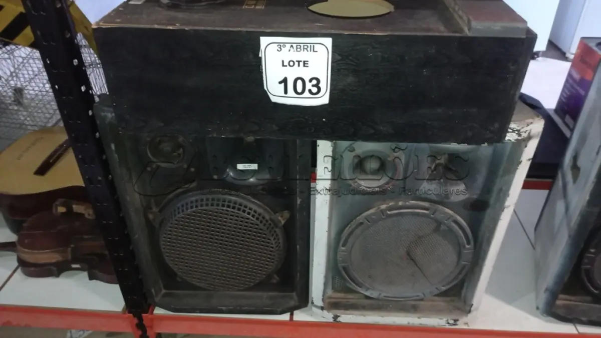 LOTE 103 - 02 CAIXAS DE SOM ALTO FALANTE E 01 CAIXA DE SOM VAZIA. (NO ESTADO) ATENÇÃO! FAZER A VISITAÇÃO ANTES DE ARREMATAR, NÃO SABEMOS SE FUNCIONA, LEILÃO NÃO TEM GARANTIA E NEM DEVOLUÇÃO, SUJEITO A POSSÍVEIS AVARIAS VISÍVEIS/OCULTAS E/OU AUSÊNCIA DE COMPONENTES.
