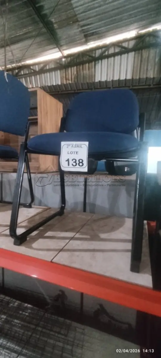 LOTE 138 - 01 CADEIRA FIXA PARA ESCRITÓRIO NA COR AZUL. (NO ESTADO) ATENÇÃO! FAZER A VISITAÇÃO ANTES DE ARREMATAR, NÃO SABEMOS SE FUNCIONA, LEILÃO NÃO TEM GARANTIA E NEM DEVOLUÇÃO, SUJEITO A POSSÍVEIS AVARIAS VISÍVEIS/OCULTAS E/OU AUSÊNCIA DE COMPONENTES.
