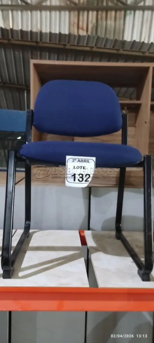 LOTE 132 - 01 CADEIRA FIXA PARA ESCRITÓRIO NA COR AZUL. (NO ESTADO) ATENÇÃO! FAZER A VISITAÇÃO ANTES DE ARREMATAR, NÃO SABEMOS SE FUNCIONA, LEILÃO NÃO TEM GARANTIA E NEM DEVOLUÇÃO, SUJEITO A POSSÍVEIS AVARIAS VISÍVEIS/OCULTAS E/OU AUSÊNCIA DE COMPONENTES.