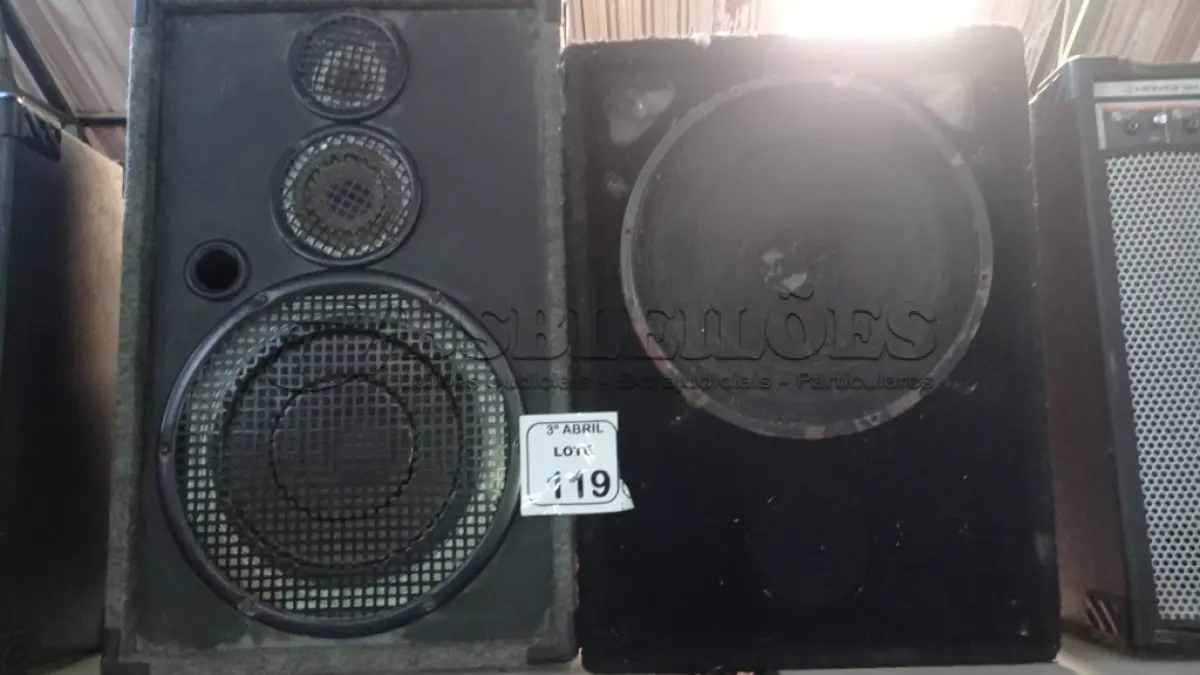 LOTE 119 - 02 CAIXAS DE SOM ALTO FALANTES. (NO ESTADO) ATENÇÃO! FAZER A VISITAÇÃO ANTES DE ARREMATAR, NÃO SABEMOS SE FUNCIONA, LEILÃO NÃO TEM GARANTIA E NEM DEVOLUÇÃO, SUJEITO A POSSÍVEIS AVARIAS VISÍVEIS/OCULTAS E/OU AUSÊNCIA DE COMPONENTES.