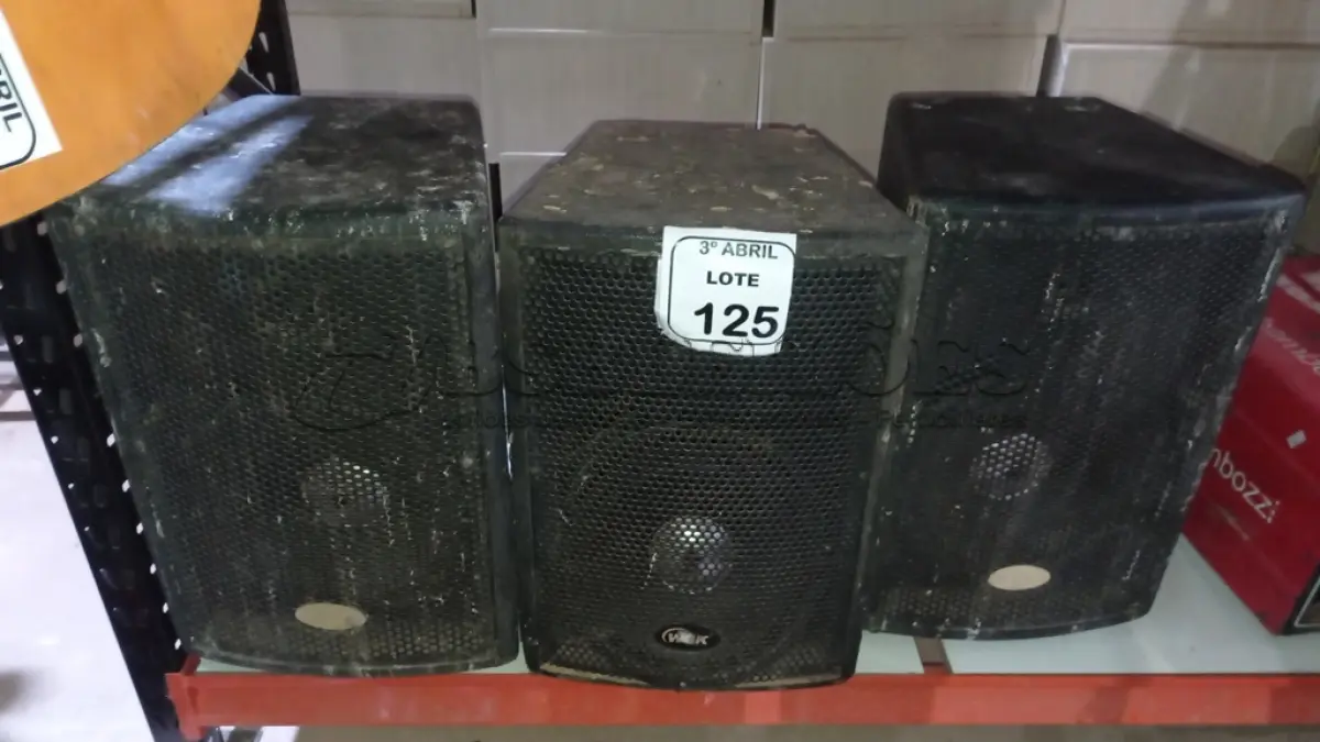 LOTE 125 - 03 CAIXAS DE SOM ALTO FALANTE. (NO ESTADO) ATENÇÃO! FAZER A VISITAÇÃO ANTES DE ARREMATAR, NÃO SABEMOS SE FUNCIONA, LEILÃO NÃO TEM GARANTIA E NEM DEVOLUÇÃO, SUJEITO A POSSÍVEIS AVARIAS VISÍVEIS/OCULTAS E/OU AUSÊNCIA DE COMPONENTES.