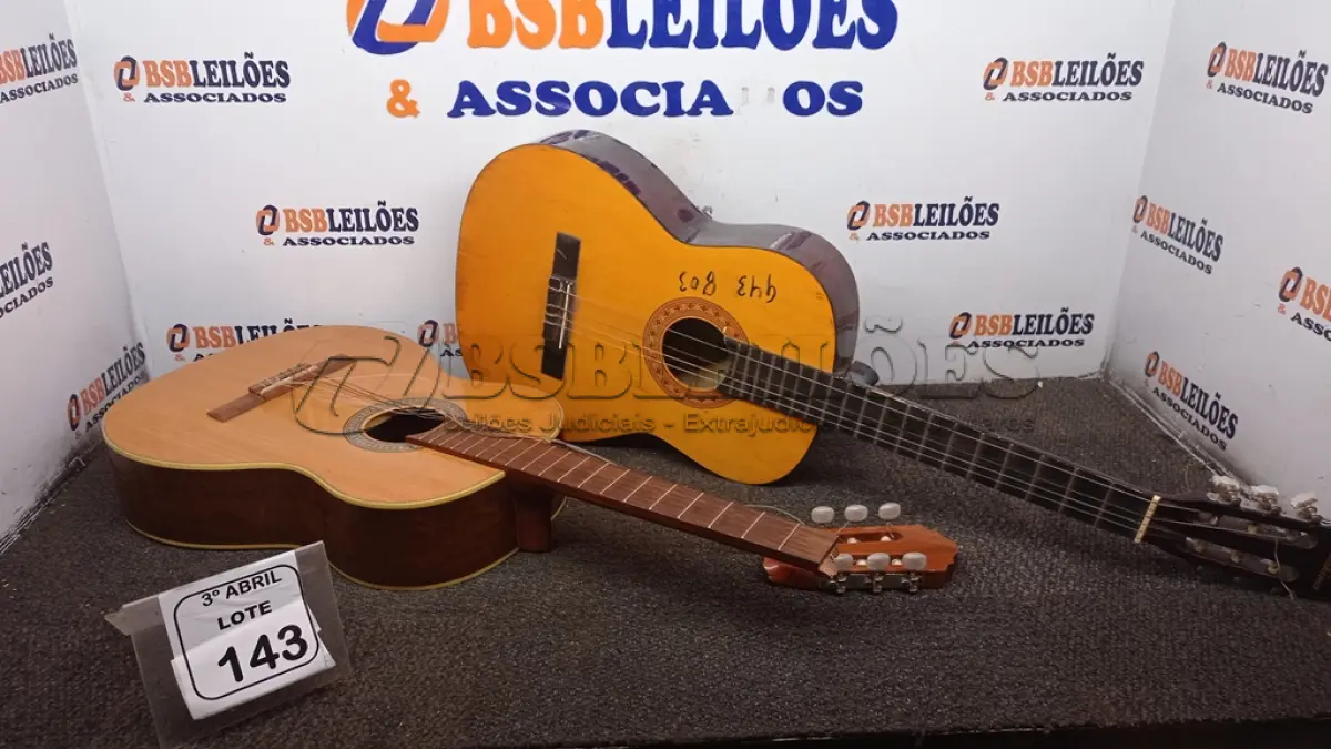 LOTE 143 - 02 VIOLÕES SENDO 01 COM AVARIAS. (NO ESTADO) ATENÇÃO! FAZER A VISITAÇÃO ANTES DE ARREMATAR, NÃO SABEMOS SE FUNCIONA, LEILÃO NÃO TEM GARANTIA E NEM DEVOLUÇÃO, SUJEITO A POSSÍVEIS AVARIAS VISÍVEIS/OCULTAS E/OU AUSÊNCIA DE COMPONENTES.