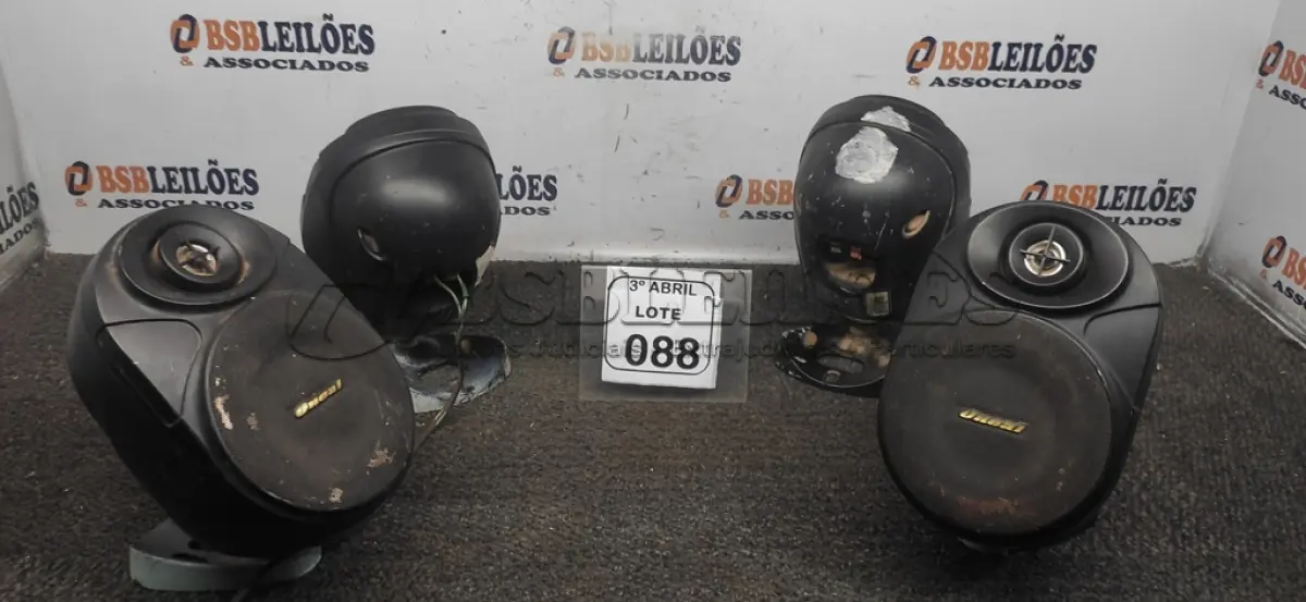 LOTE 088 - 04 CAIXAS DE SOM AMBIENTE MARCA ONEAL. (NO ESTADO) ATENÇÃO! FAZER A VISITAÇÃO ANTES DE ARREMATAR, NÃO SABEMOS SE FUNCIONA, LEILÃO NÃO TEM GARANTIA E NEM DEVOLUÇÃO, SUJEITO A POSSÍVEIS AVARIAS VISÍVEIS/OCULTAS E/OU AUSÊNCIA DE COMPONENTES.
