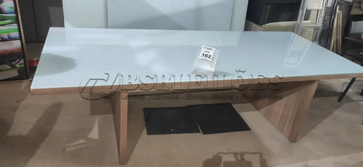 LOTE 162 - 01 MESA COM PÉS EM MADEIRA COM TAMPO EM MADEIRA E VIDRO PARA SALA DE REUNIÃO. (NO ESTADO) ATENÇÃO! FAZER A VISITAÇÃO ANTES DE ARREMATAR, NÃO SABEMOS SE FUNCIONA, LEILÃO NÃO TEM GARANTIA E NEM DEVOLUÇÃO, SUJEITO A POSSÍVEIS AVARIAS VISÍVEIS/OCULTAS E/OU AUSÊNCIA DE COMPONENTES.