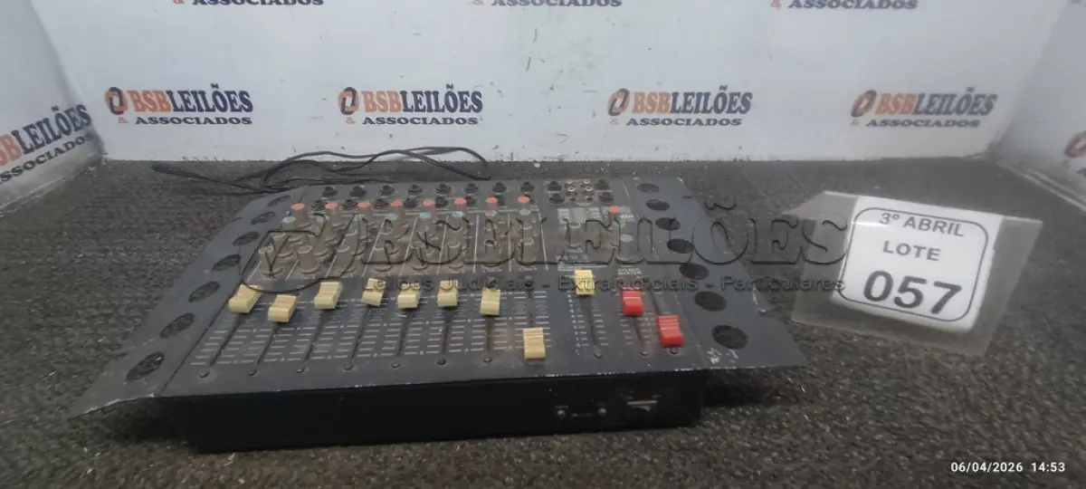 LOTE 057 - 01 MESA DE SOM MARCA VOXMAM. (NO ESTADO) ATENÇÃO! FAZER A VISITAÇÃO ANTES DE ARREMATAR, NÃO SABEMOS SE FUNCIONA, LEILÃO NÃO TEM GARANTIA E NEM DEVOLUÇÃO, SUJEITO A POSSÍVEIS AVARIAS VISÍVEIS/OCULTAS E/OU AUSÊNCIA DE COMPONENTES.