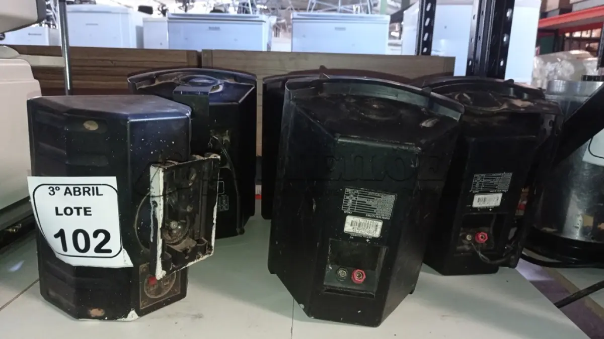 LOTE 102 - 05 CAIXAS DE SOM AMBIENTE O’NEAL. (NO ESTADO) ATENÇÃO! FAZER A VISITAÇÃO ANTES DE ARREMATAR, NÃO SABEMOS SE FUNCIONA, LEILÃO NÃO TEM GARANTIA E NEM DEVOLUÇÃO, SUJEITO A POSSÍVEIS AVARIAS VISÍVEIS/OCULTAS E/OU AUSÊNCIA DE COMPONENTES.