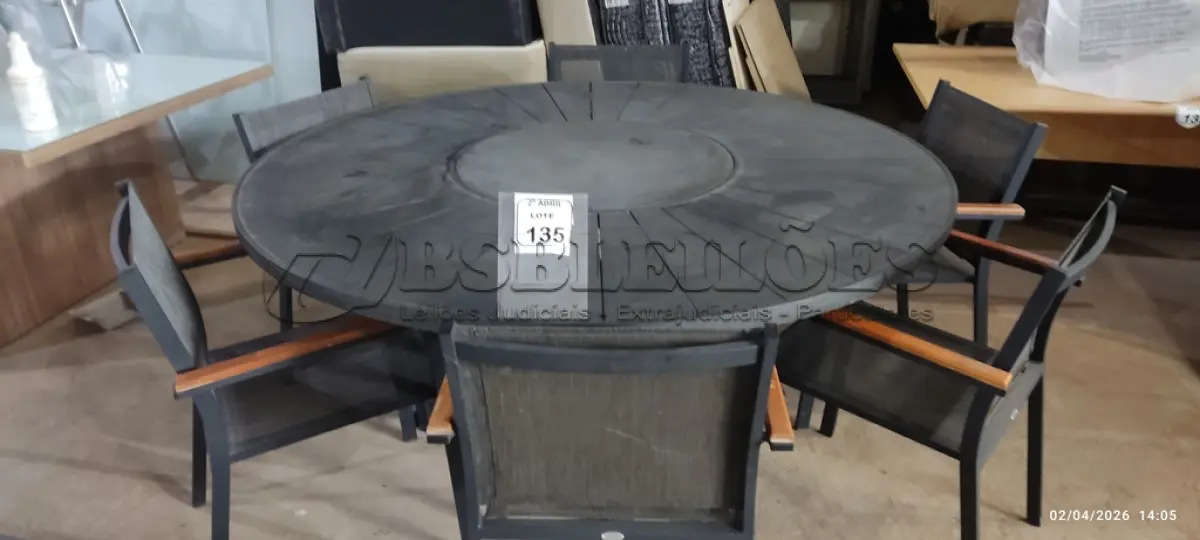 LOTE 135 - 01 MESA REDONDA EM ALUMÍNIO PARA ÁREA EXTERNA COM 06 CADEIRAS. (NO ESTADO) ATENÇÃO! FAZER A VISITAÇÃO ANTES DE ARREMATAR, NÃO SABEMOS SE FUNCIONA, LEILÃO NÃO TEM GARANTIA E NEM DEVOLUÇÃO, SUJEITO A POSSÍVEIS AVARIAS VISÍVEIS/OCULTAS E/OU AUSÊNCIA DE COMPONENTES.