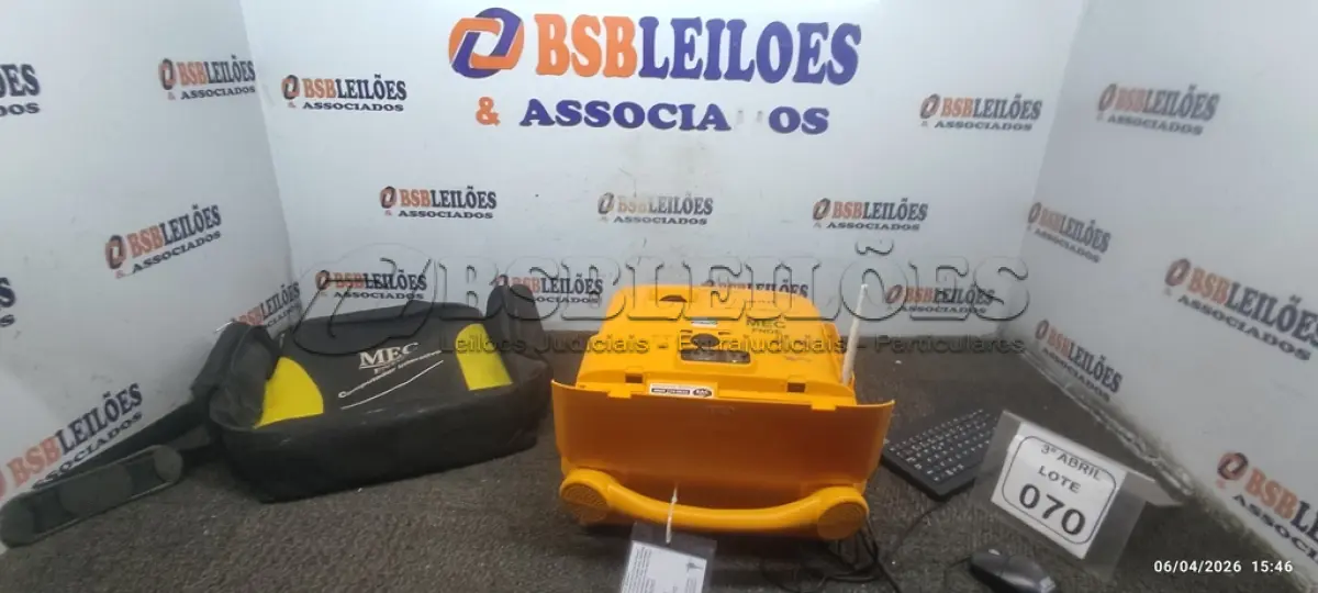 LOTE 070 - 01 PROJETOR MULTIMIDIA 220V COM CABOS MARCA URMET DARUMA. (NO ESTADO) ATENÇÃO! FAZER A VISITAÇÃO ANTES DE ARREMATAR, NÃO SABEMOS SE FUNCIONA, LEILÃO NÃO TEM GARANTIA E NEM DEVOLUÇÃO, SUJEITO A POSSÍVEIS AVARIAS VISÍVEIS/OCULTAS E/OU AUSÊNCIA DE COMPONENTES.