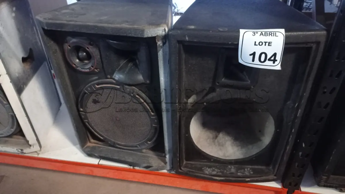 LOTE 104 - 01 CAIXA DE SOM ALTO FALANTE E 01 CAIXA DE SOM VAZIA. (NO ESTADO) ATENÇÃO! FAZER A VISITAÇÃO ANTES DE ARREMATAR, NÃO SABEMOS SE FUNCIONA, LEILÃO NÃO TEM GARANTIA E NEM DEVOLUÇÃO, SUJEITO A POSSÍVEIS AVARIAS VISÍVEIS/OCULTAS E/OU AUSÊNCIA DE COMPONENTES.
